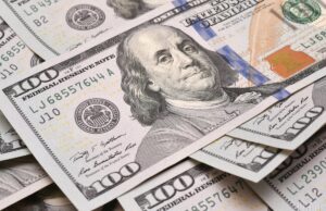 Скільки коштуватиме 100 доларів у квітні: прогноз банкіра Скільки-коштуватиме-100-доларів-у-квітні:-прогноз-банкіра