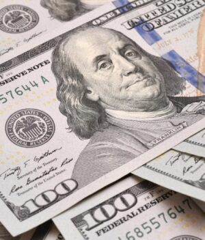 Скільки-коштуватиме-100-доларів-у-квітні:-прогноз-банкіра