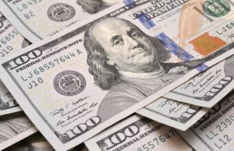 Скільки коштуватиме 100 доларів у квітні: прогноз банкіра Скільки-коштуватиме-100-доларів-у-квітні:-прогноз-банкіра