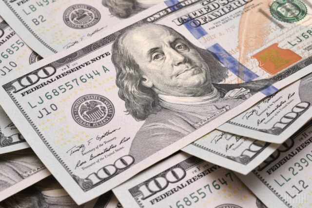 Скільки коштуватиме 100 доларів у квітні: прогноз банкіра Скільки-коштуватиме-100-доларів-у-квітні:-прогноз-банкіра