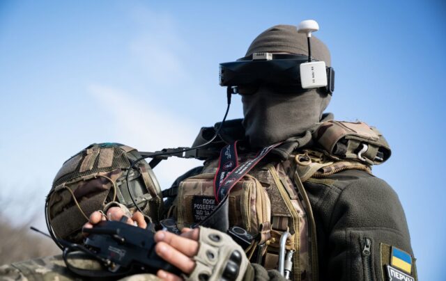 Операція з порятунку: українські військові звільнили двох полонених за допомогою дронів Неймовірний порятунок: воїни ЗСУ дронами відбили полонених побратимів в окупанта (відео)