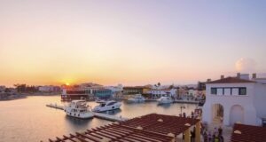 На Кіпрі паніка через війну в Ірані: туристи масовано покидають острів На-Кіпрі-паніка-через-війну-в-Ірані:-туристи-масовано-покидають-острів