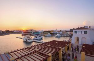 На Кіпрі паніка через війну в Ірані: туристи масовано покидають острів На-Кіпрі-паніка-через-війну-в-Ірані:-туристи-масовано-покидають-острів