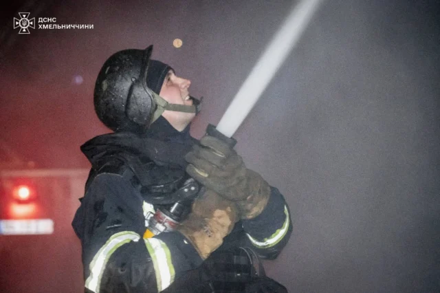 Повторна атака на Хмельницький: пожежа на підприємстві Хмельницький-зазнав-повторної-атаки-рф,-сталася-пожежа-на-підприємстві