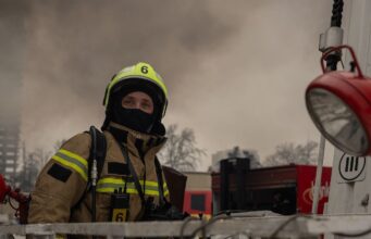 Російські атаки на Луцьк та Хмельницький: масштабні пожежі та поранені в Нікополі Луцьк затягнуло димом: мерія зробила важливе оголошення