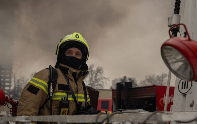 Російські атаки на Луцьк та Хмельницький: масштабні пожежі та поранені в Нікополі Луцьк затягнуло димом: мерія зробила важливе оголошення