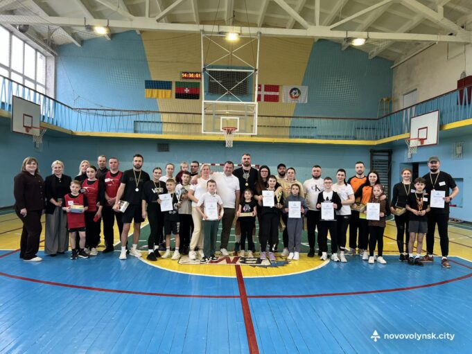 Спортивне свято в Нововолинську: змагання «Тато, мама, я – активна сім’я» У-Нововолинську-визначили-найактивнішу-сім’ю