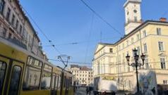 Масштабна дронова атака Росії на захід України: вибухи, затримки потягів та пошкодження інфраструктури Закарпаття-під-ударом-Росії-Дрони-летять-на-Львів,-вибухи-в-Бурштині,-б’ють-по-Буковині,-потяги.