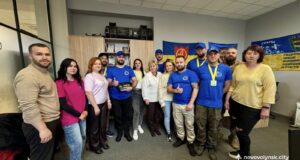 Команда ветеранів «NOVIK TITANS» з Нововолинська здобула третє місце на всеукраїнському турнірі з петанку «novik-titans»-отримали-подарунок-після-перемоги-на-турнірі-з-петанку