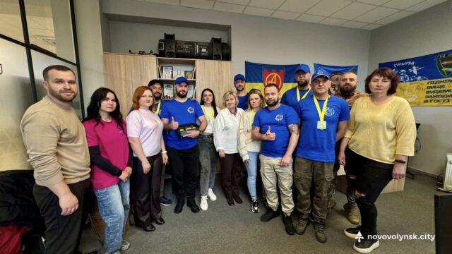 Команда ветеранів «NOVIK TITANS» з Нововолинська здобула третє місце на всеукраїнському турнірі з петанку «novik-titans»-отримали-подарунок-після-перемоги-на-турнірі-з-петанку