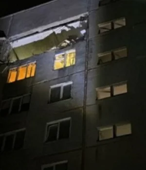 Удар-дроном-"молнія"-по-багатоповерхівці-Харкова:-дві-жінки-постраждали,-у-будівлі-вибито-вікна