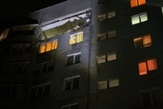 Удар дрона по багатоповерхівці в Харкові: постраждали дві жінки Удар-дроном-"молнія"-по-багатоповерхівці-Харкова:-дві-жінки-постраждали,-у-будівлі-вибито-вікна