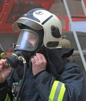 Масштабна пожежа палає на НПЗ в російській Уфі після атаки дронів (відео)