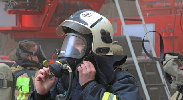 Уфа: Пожежа на нафтопереробному заводі після атаки дронів Масштабна пожежа палає на НПЗ в російській Уфі після атаки дронів (відео)