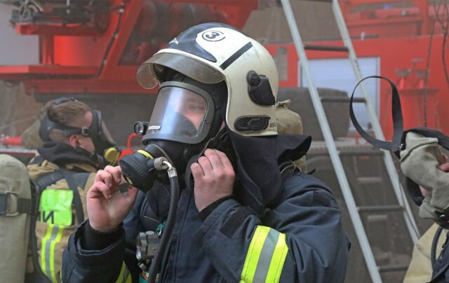 Уфа: Пожежа на нафтопереробному заводі після атаки дронів Масштабна пожежа палає на НПЗ в російській Уфі після атаки дронів (відео)