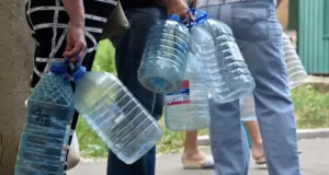 У Донецьку населенню пропонують шахтні води на тлі дефіциту питної У Донецьку населенню пропонують шахтні води на тлі дефіциту питної