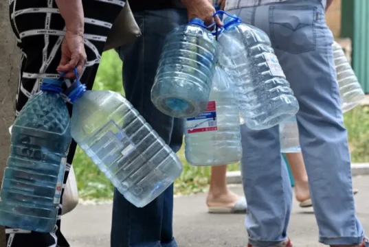 У Донецьку населенню пропонують шахтні води на тлі дефіциту питної У Донецьку населенню пропонують шахтні води на тлі дефіциту питної