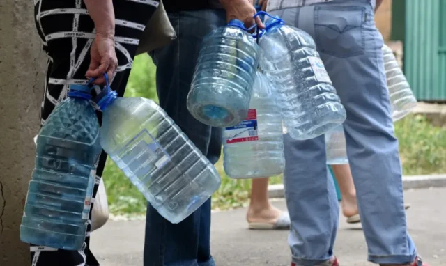 У Донецьку населенню пропонують шахтні води на тлі дефіциту питної У Донецьку населенню пропонують шахтні води на тлі дефіциту питної