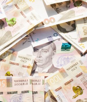 Росіяни скидають на Сумщині “небезпечні гроші”: що робити мешканцям