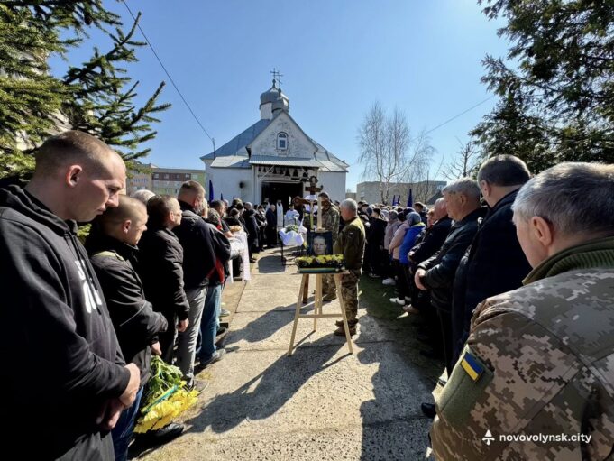 Нововолинськ прощався з Героєм Русланом Семенюком Нововолинськ-попрощався-з-Героєм-Русланом-Семенюком