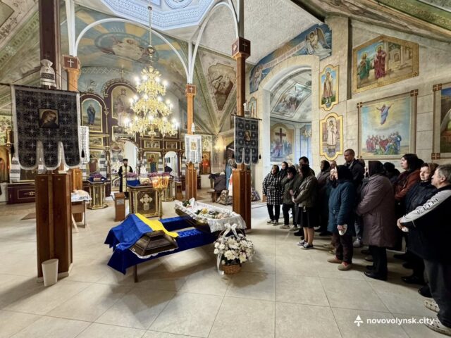 Прощання з Захисником Борисом Сазоніком у Нововолинську Нововолинська-громада-назавжди-попрощалася-з-Героєм-Борисом-Сазоніком