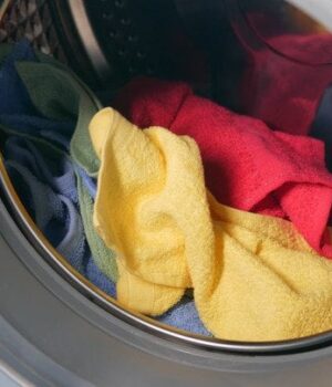 Додаєте-кондиціонер-до всіх-речей-під-час-прання:-ось-чому-ви робите-величезну-помилку