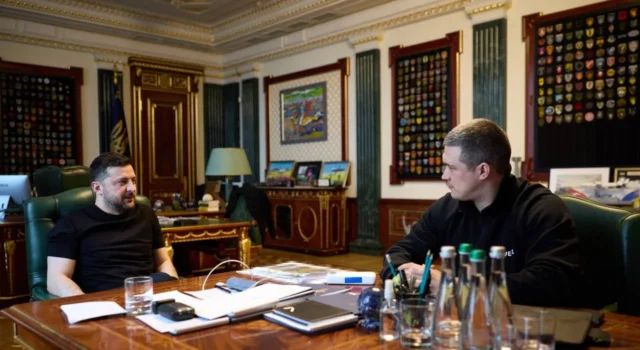 Зеленський анонсував дієві рішення щодо СЗЧ та контрактів в армії Зеленський анонсував дієві рішення щодо СЗЧ та контрактів в армії