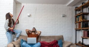 Чоловік мстився сусіду історіями про привидів по 10 годин на день Чоловік-мстився-сусіду-історіями-про-привидів-по-10-годин-на-день