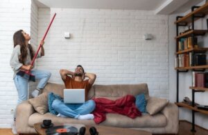 Чоловік мстився сусіду історіями про привидів по 10 годин на день Чоловік-мстився-сусіду-історіями-про-привидів-по-10-годин-на-день