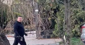 У Луцьку чоловік із сокирою трощив авто та погрожував людям. ВІДЕО У-Луцьку-чоловік-із-сокирою-трощив-авто-та-погрожував-людям.-ВІДЕО