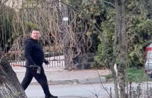 У Луцьку чоловік із сокирою трощив авто та погрожував людям. ВІДЕО У-Луцьку-чоловік-із-сокирою-трощив-авто-та-погрожував-людям.-ВІДЕО