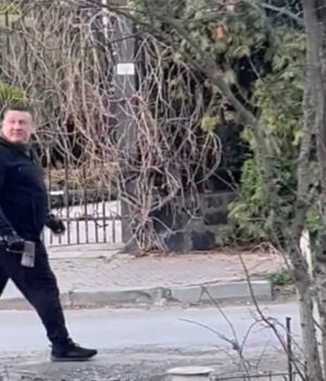 У-Луцьку-чоловік-із-сокирою-трощив-авто-та-погрожував-людям.-ВІДЕО У-Луцьку-чоловік-із-сокирою-трощив-авто-та-погрожував-людям.-ВІДЕО