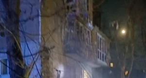 В Одесі після ворожого удару загорілися автомобілі та балкон будинку В-Одесі-після-ворожої-атаки-спалахнули-автівки-та-балкон-будинку,-є-постраждалі-–-ОВА