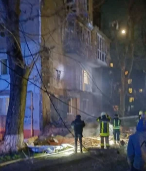 В-Одесі-після-ворожої-атаки-спалахнули-автівки-та-балкон-будинку,-є-постраждалі-–-ОВА В-Одесі-після-ворожої-атаки-спалахнули-автівки-та-балкон-будинку,-є-постраждалі-–-ОВА