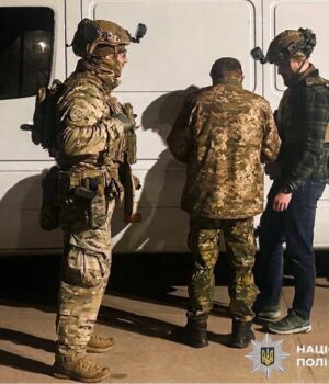 У-Рівному-чоловік-погрожував-підірвати-гранати,-його-затримали-після-тригодинних-перемовин У-Рівному-чоловік-погрожував-підірвати-гранати,-його-затримали-після-тригодинних-перемовин