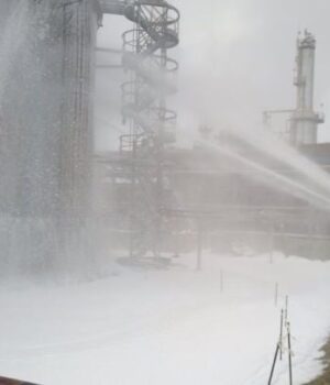 Росія-у-вогні:-Сили-оборони-вгатили-по-НПЗ-“Лукойла”-та-стратегічному-порту