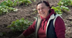 Пораються на городах та прибирають перед Великоднем: весняні клопоти жителів села на Волині Пораються-на-городах-та-прибирають-перед-Великоднем:-весняні-клопоти-жителів-села-на-Волині