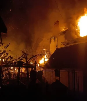 В-Одеській-області-влучання-БПЛА-у-багатоповерхівку,-під-завалами-можуть-бути-люди-–-ОВА В-Одеській-області-влучання-БПЛА-у-багатоповерхівку,-під-завалами-можуть-бути-люди-–-ОВА