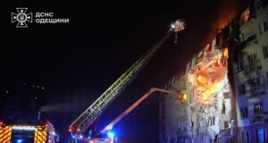 Росіяни вдарили по багатоповерхівці в Одесі: серед загиблих – дворічна дитина Росіяни-вдарили-по-багатоповерхівці-в-Одесі:-серед-загиблих-–-дворічна-дитина