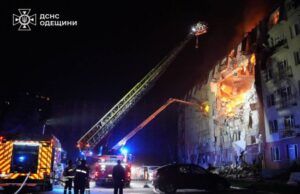 Росіяни вдарили по багатоповерхівці в Одесі: серед загиблих – дворічна дитина Росіяни-вдарили-по-багатоповерхівці-в-Одесі:-серед-загиблих-–-дворічна-дитина