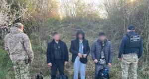 Біля кордону зі Словаччиною затримали групу порушників Біля кордону зі Словаччиною затримали групу порушників