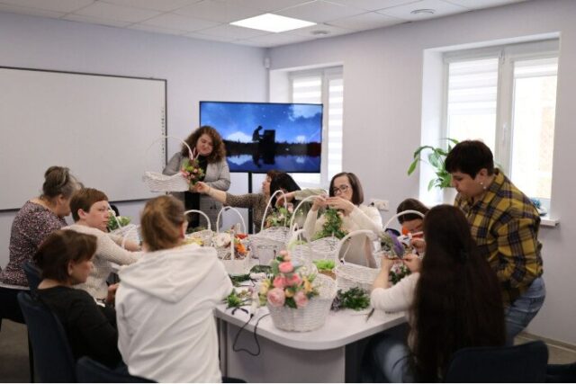 У Центрі підтримки сім’ї в Луцьку випікали та декорували паски У-Центрі-підтримки-сім’ї-в-Луцьку-випікали-та-декорували-паски