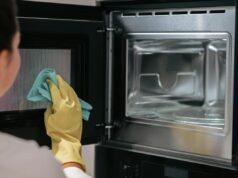 Як легко очистити мікрохвильовку від жиру та нальоту: експертка розкрила простий метод Як-легко-очистити-мікрохвильовку-від-жиру-та-нальоту:-експертка-розкрила-простий-метод