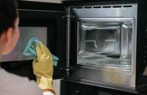 Як легко очистити мікрохвильовку від жиру та нальоту: експертка розкрила простий метод Як-легко-очистити-мікрохвильовку-від-жиру-та-нальоту:-експертка-розкрила-простий-метод