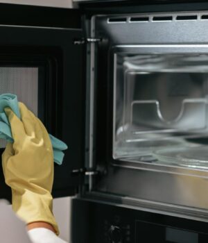 Як-легко-очистити-мікрохвильовку-від-жиру-та-нальоту:-експертка-розкрила-простий-метод
