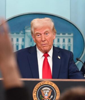 Трамп-знайшов-спосіб-бомбити-цивільні-об’єкти-Ірану-без-звинувачень-у-злочинах,-–-politico