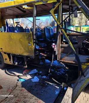росія-вдарила-дроном-по-маршрутці-в-Нікополі,-троє-загиблих-і-12-поранених росія-вдарила-дроном-по-маршрутці-в-Нікополі,-троє-загиблих-і-12-поранених