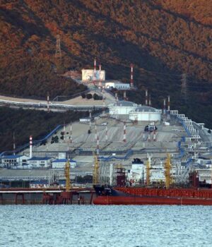 11_roszmi__3e496b302459f3045d0d48c6592839b2_1300x820_7d8a6f99df173f36a368f87294073e8d_1300x820.jpg Нафтовий термінал “Шесхаріс” у Новоросійську припинив роботу після ударів України, – Reuters