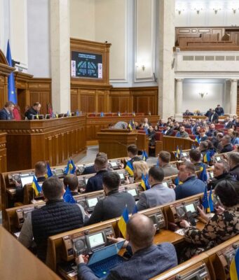 Верховна Рада ухвалила важливі закони для макрофінансової стабільності України Рада ухвалила ключові рішення для траншу ЄС: скільки грошей отримає Україна