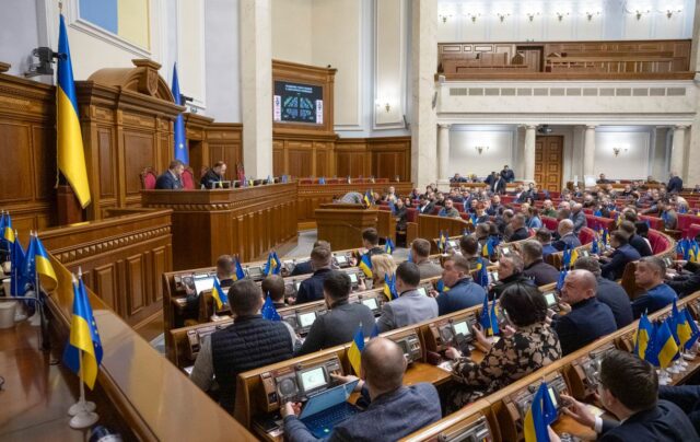 Верховна Рада ухвалила важливі закони для макрофінансової стабільності України Рада ухвалила ключові рішення для траншу ЄС: скільки грошей отримає Україна